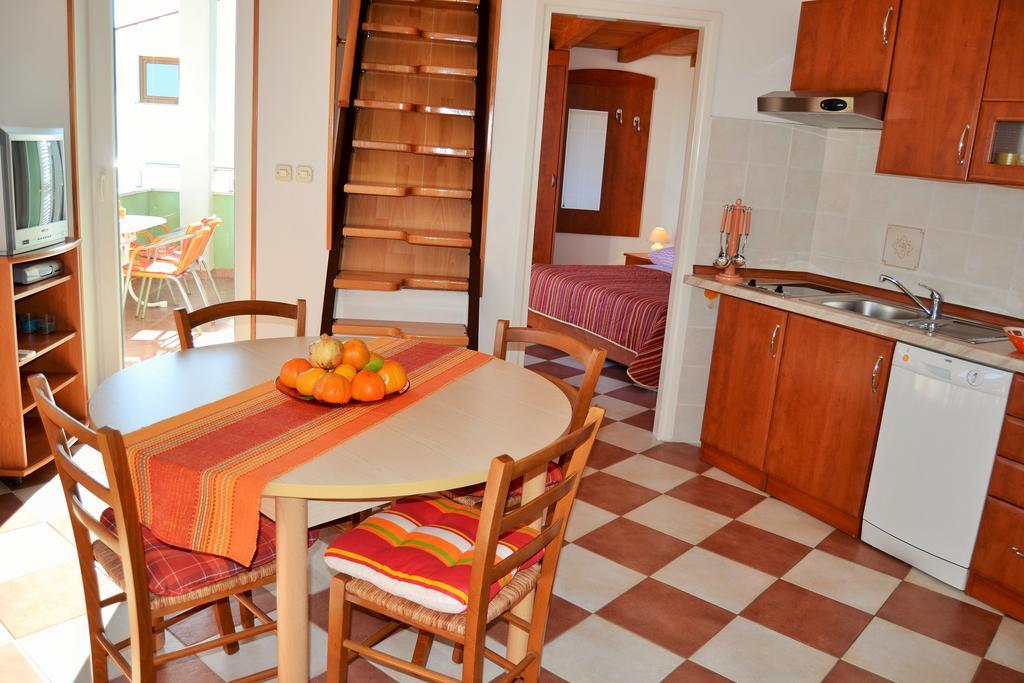 Apartments Green Village Premantura Habitación foto