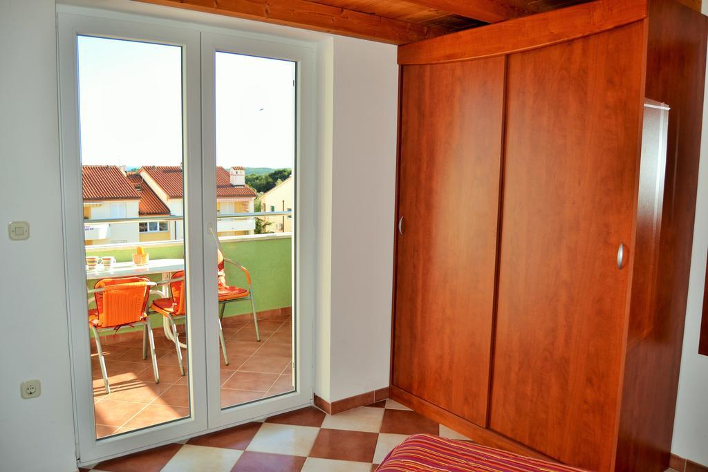 Apartments Green Village Premantura Habitación foto