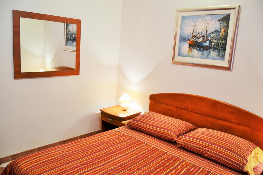 Apartments Green Village Premantura Habitación foto